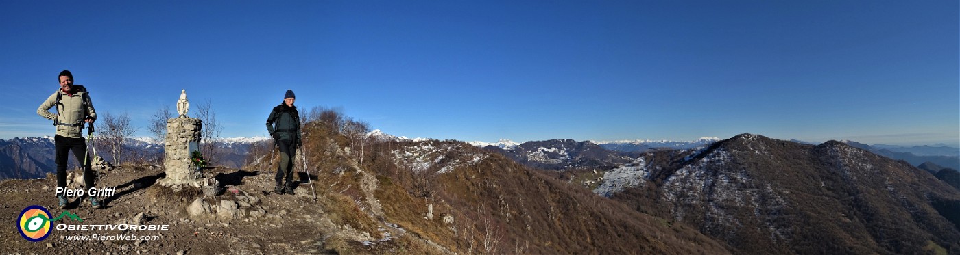 63 Raffi e Mario  alla Madonnina del Costone con vista panoramica a nord.jpg